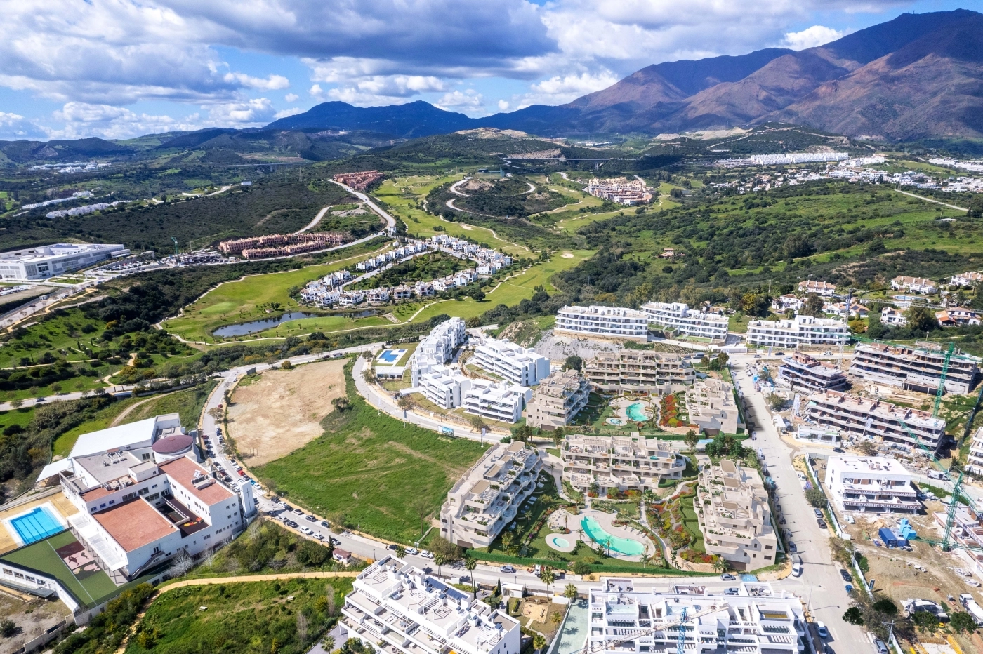 Die exklusive Gegend von Estepona, die die Nähe zu Meisterschaftsgolfplätzen und grünen Landschaften zeigt.