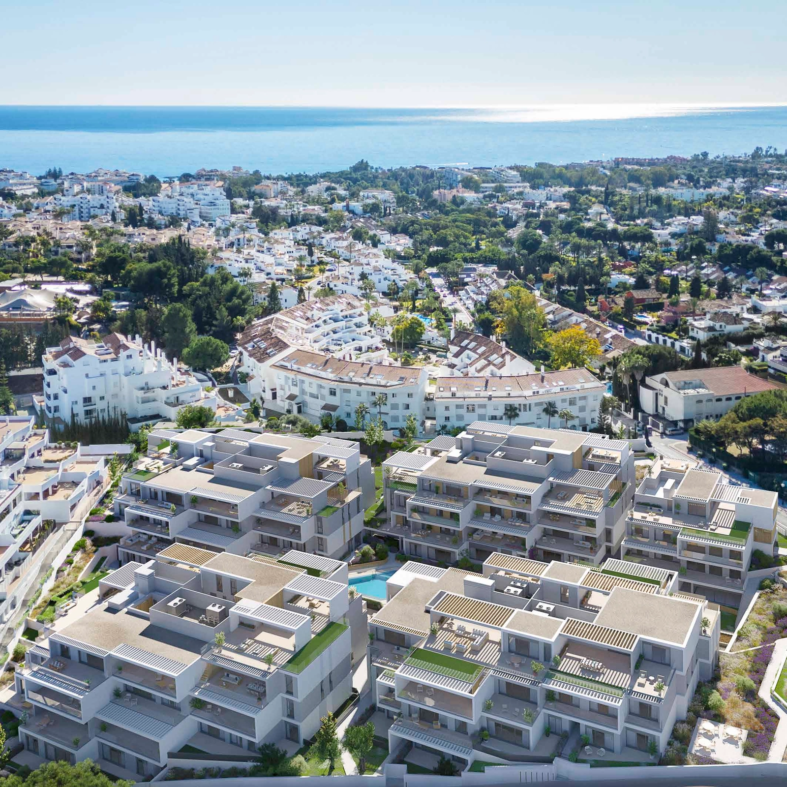 Luftaufnahme der Isla Bela-Anlage, die ihr modernes Design und die Nähe zum Mittelmeer zeigt.