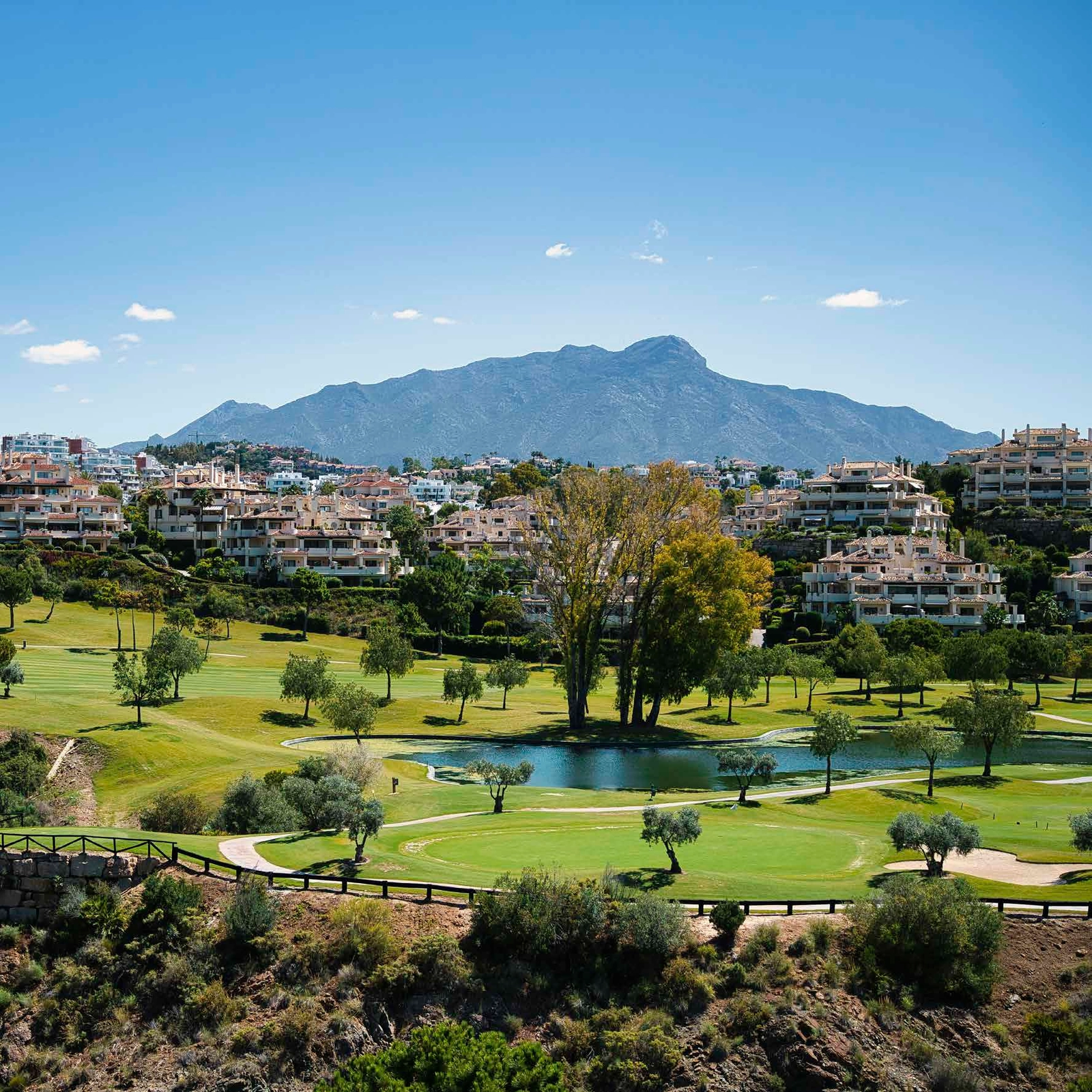 Umgeben von Weltklasse-Golfplätzen, ein perfekter Ort für Golfbegeisterte an der Costa del Sol.
