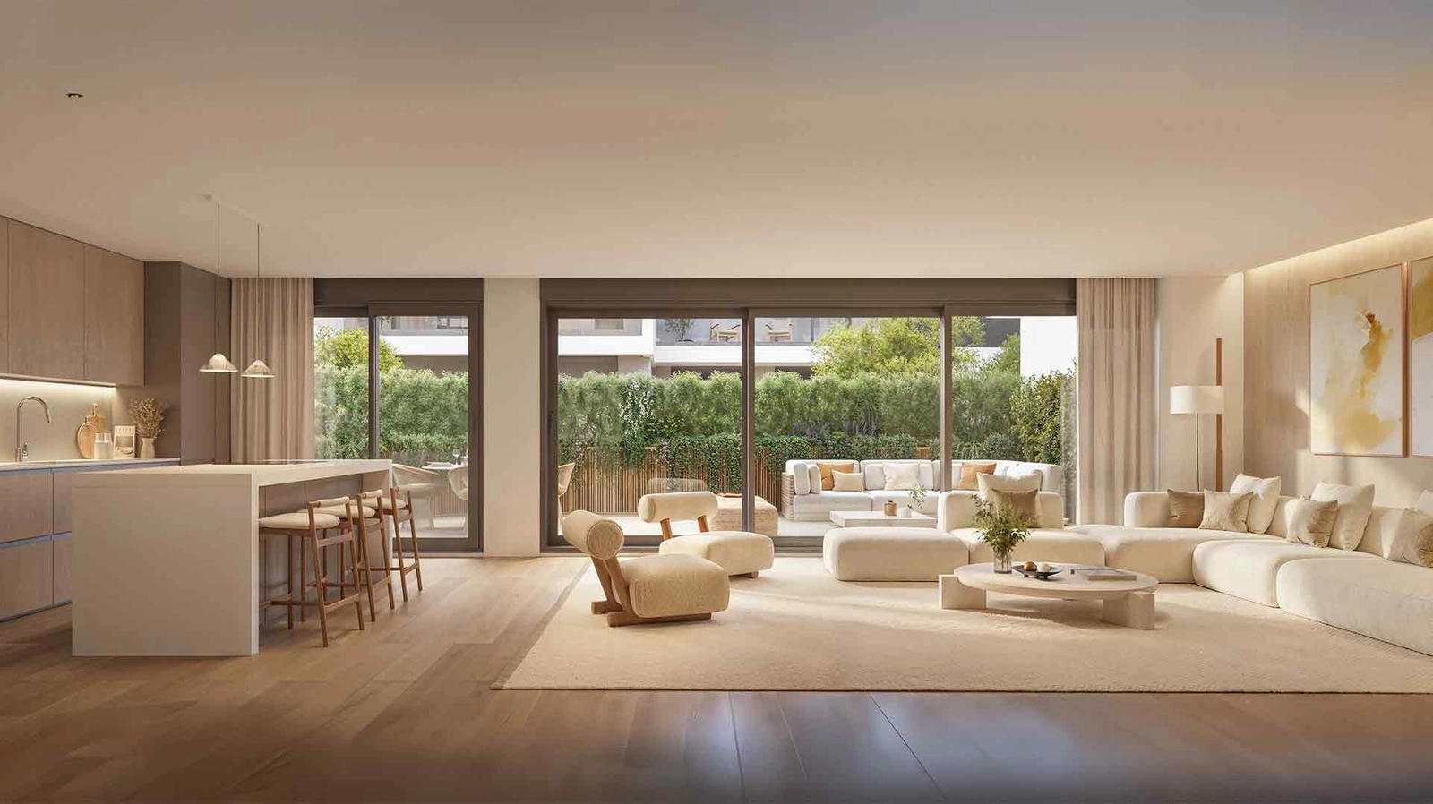 Geräumige und helle offene Wohnbereiche, die auf Komfort ausgelegt sind und nahtlos mit den Außenterrassen verbunden sind.
