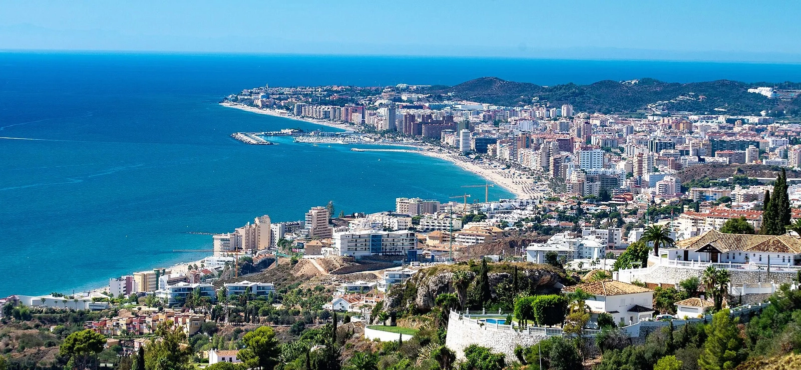 Die atemberaubende Küstenlinie von Fuengirola, nur eine kurze Fahrt von Ihrem neuen Zuhause in Mijas entfernt.