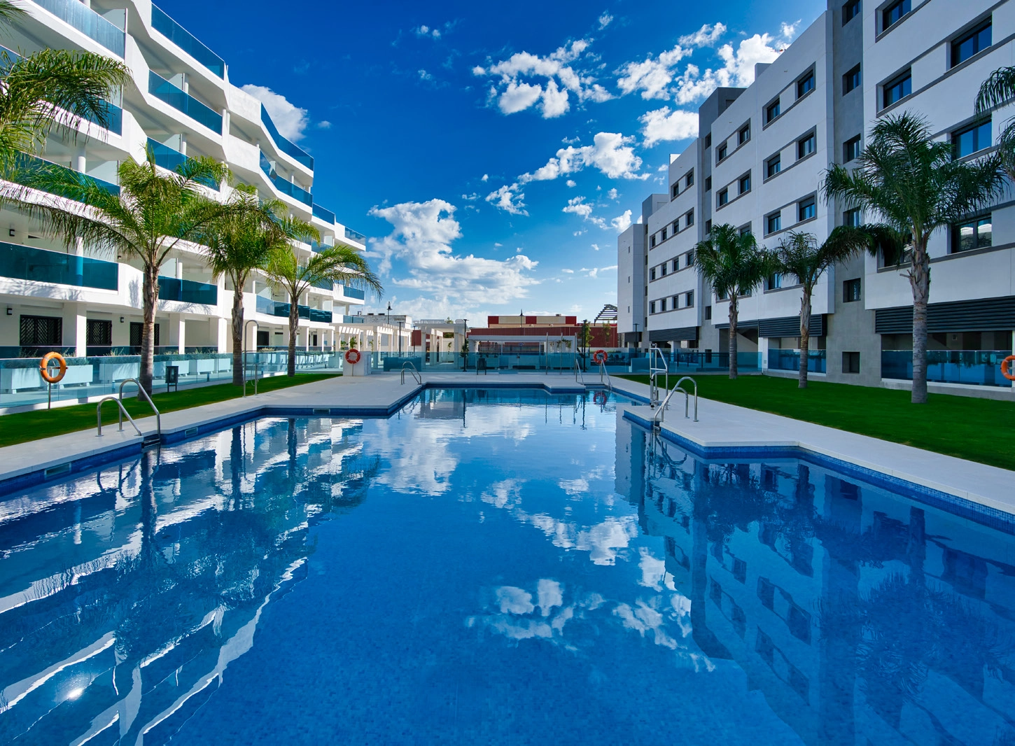 Genießen Sie sonnige Tage an einem der schönen Schwimmbäder, einem zentralen Merkmal der Gemeinschaft.