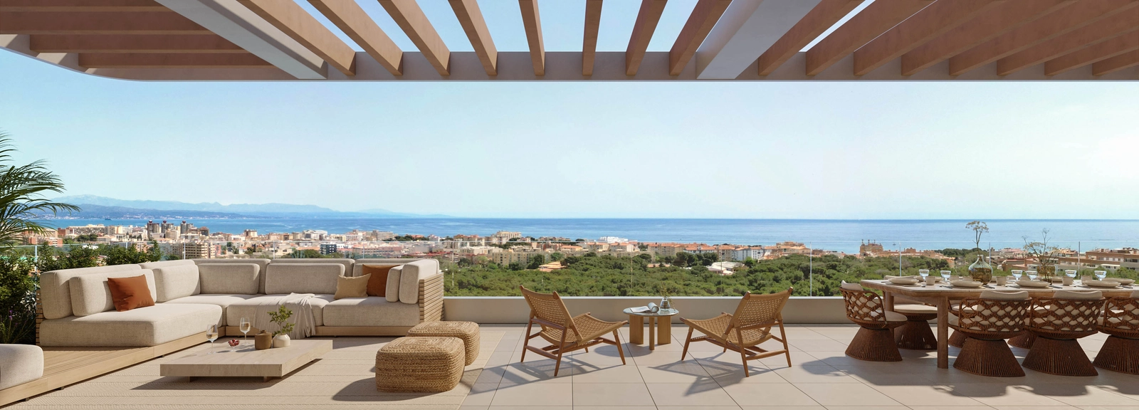 Die Terrasse der Dachgeschosswohnung bietet Panoramablick über die Costa del Sol.