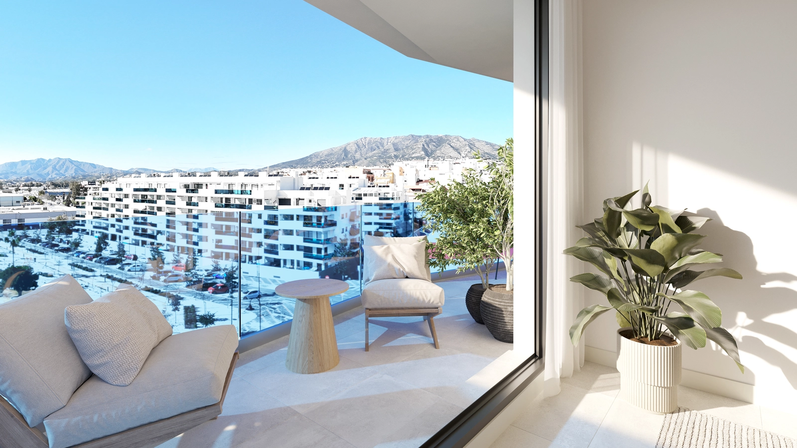 Eine geräumige private Terrasse mit schöner Aussicht, perfekt zum Entspannen und Genießen des sonnigen Wetters der Costa del Sol.