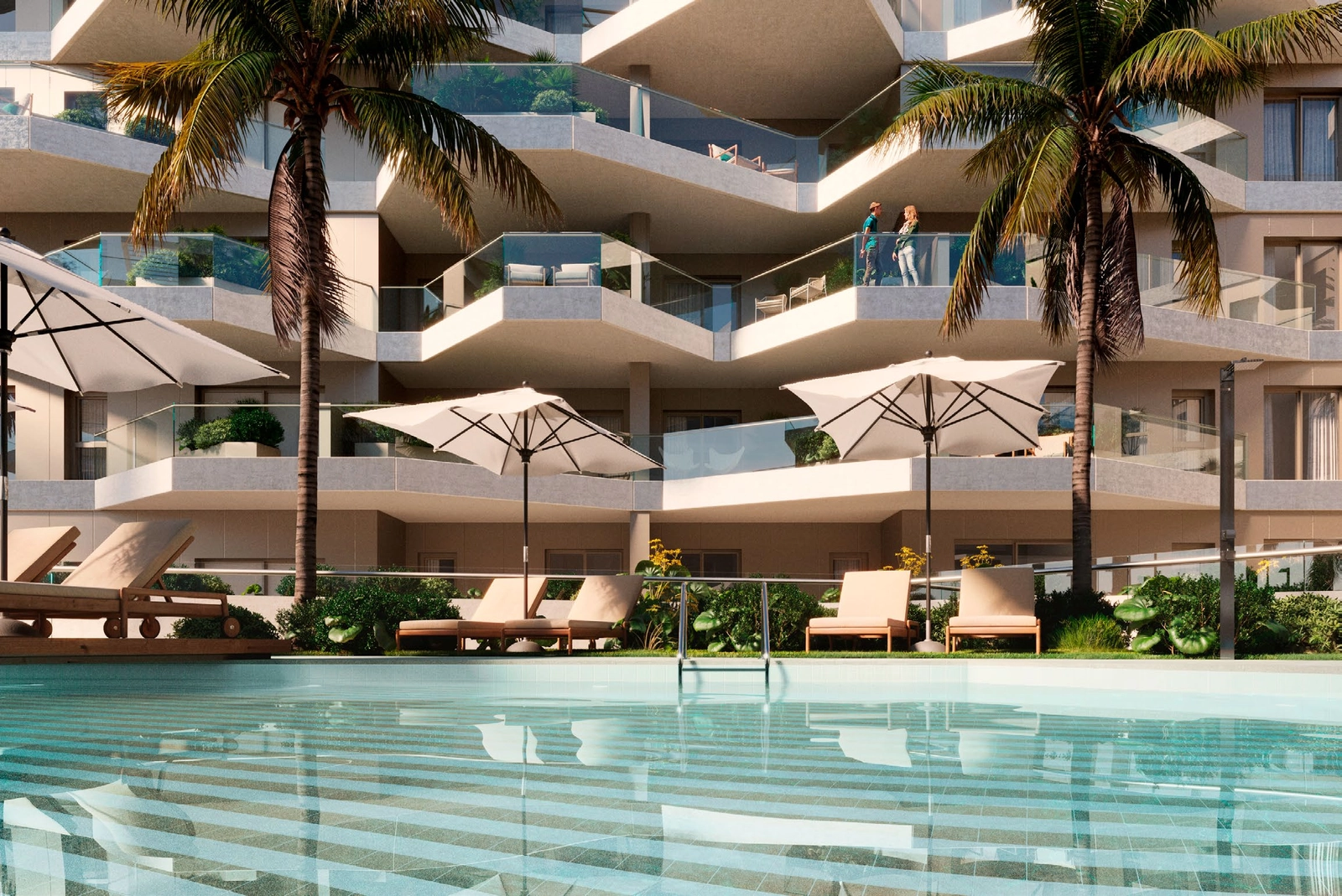 Der Hauptaußenpoolbereich ist ein einladender Ort zum Entspannen, Schwimmen und Geselligsein unter der mediterranen Sonne.