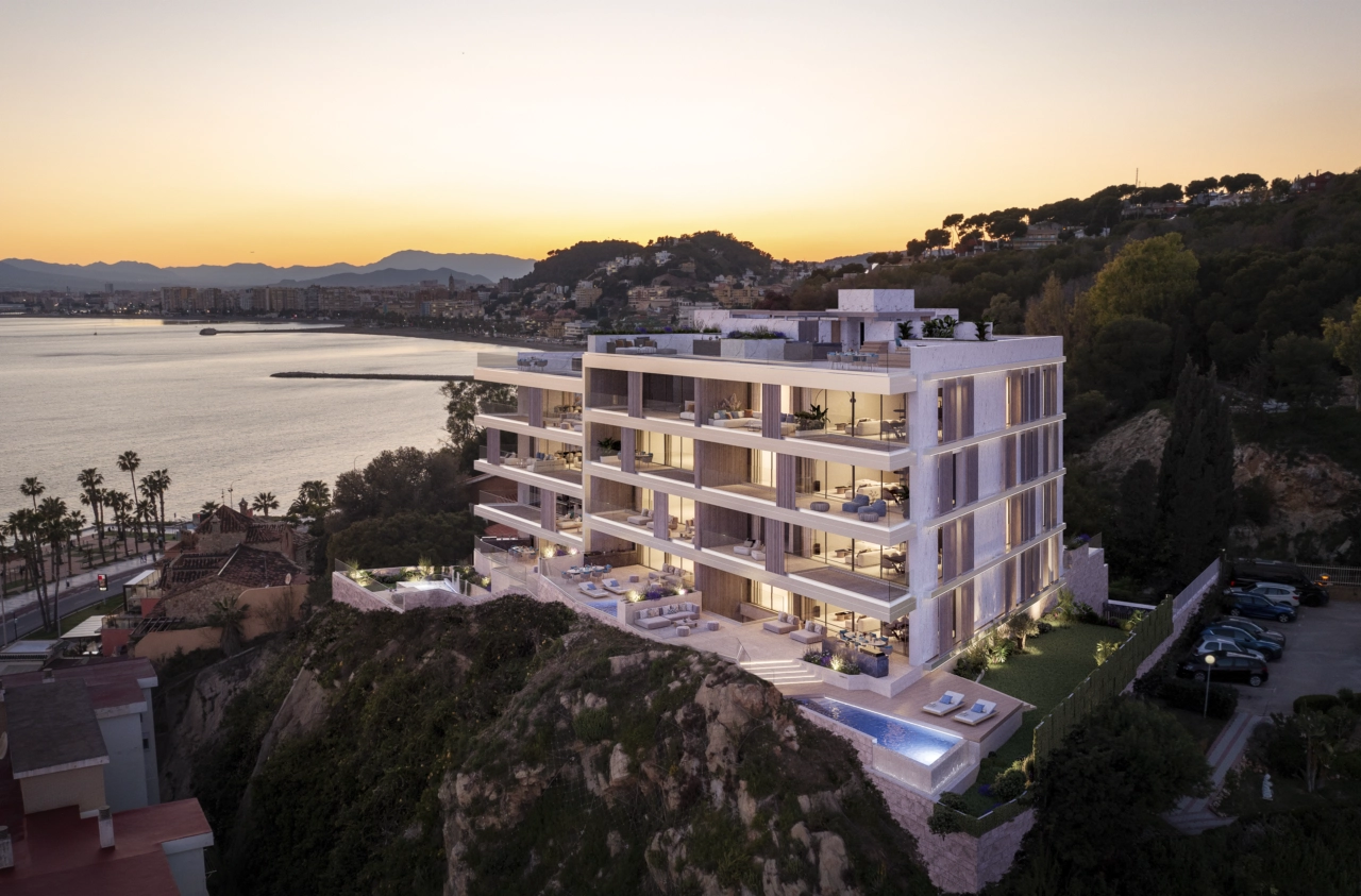 Die moderne Architektur der Anlage wird in der Dämmerung wunderschön beleuchtet und überblickt die Küste von Málaga.