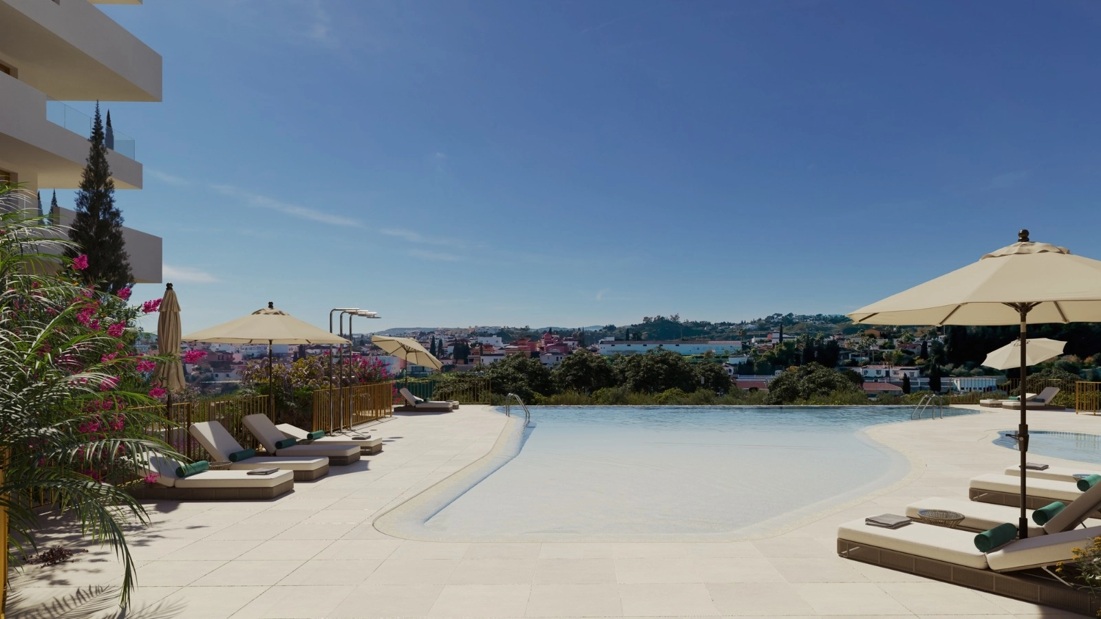 Entspannen Sie am wunderschönen Infinity-Pool und genießen Sie dabei die Aussicht auf Fuengirola und das Mittelmeer.