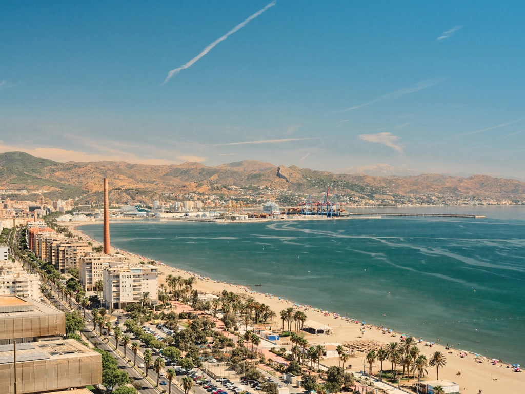 Erleben Sie atemberaubende Panoramablicke auf das Mittelmeer und die Küste von Malaga von Ihrer privaten Terrasse aus.