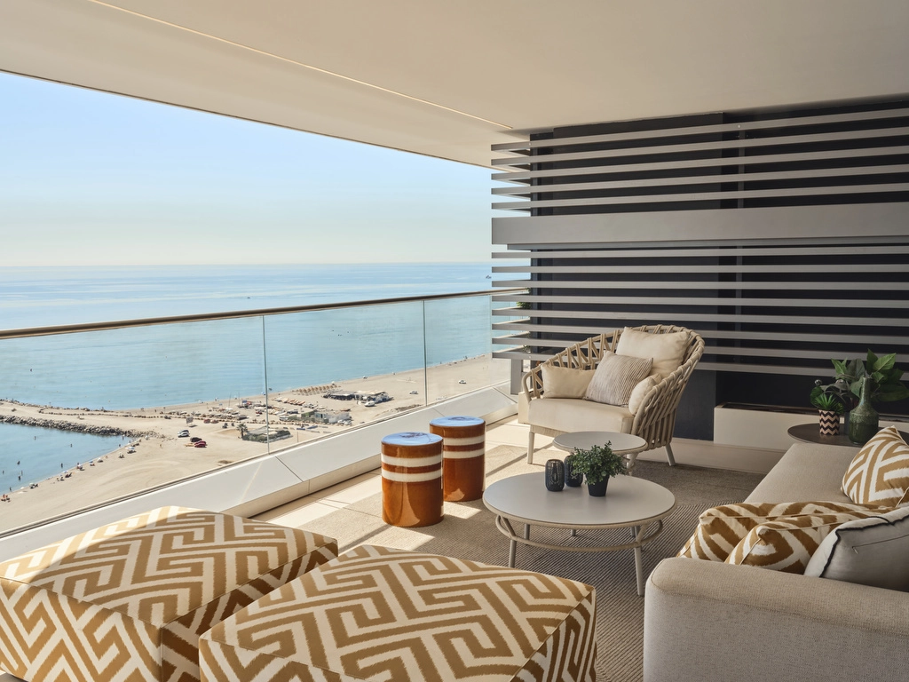 Eine wunderschön gestaltete Terrasse, ideal zum Entspannen oder Speisen, während Sie die Meeresbrise und die atemberaubende Küstenaussicht genießen.