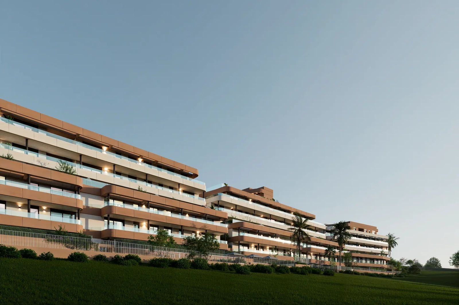 Das elegante Design der Gebäude, eingebettet in die grüne Landschaft des Golfplatzes von Estepona.