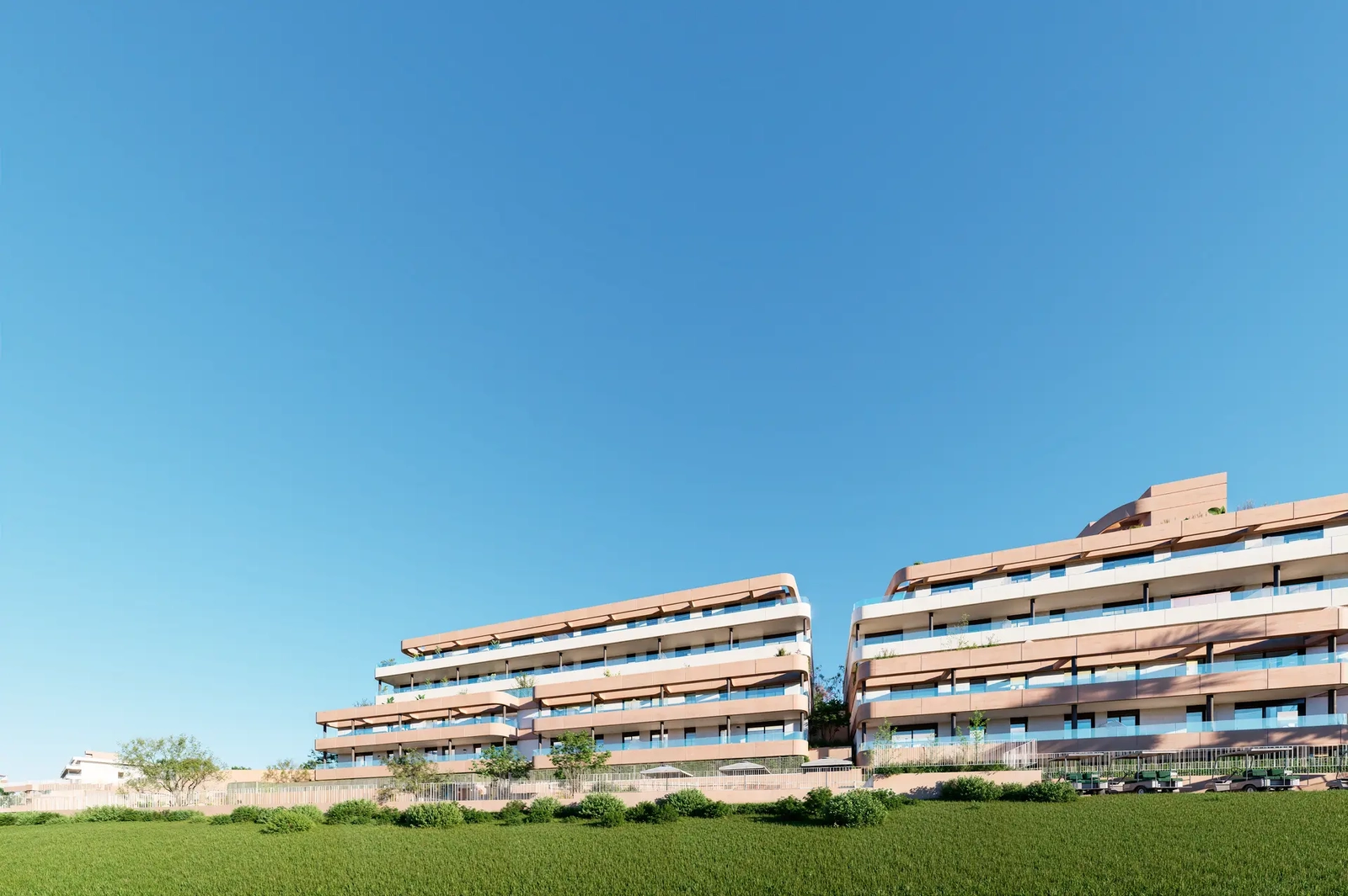 Eine weitläufige Ansicht der Wohnanlage, perfekt integriert in die üppig grünen Fairways von Estepona Golf.