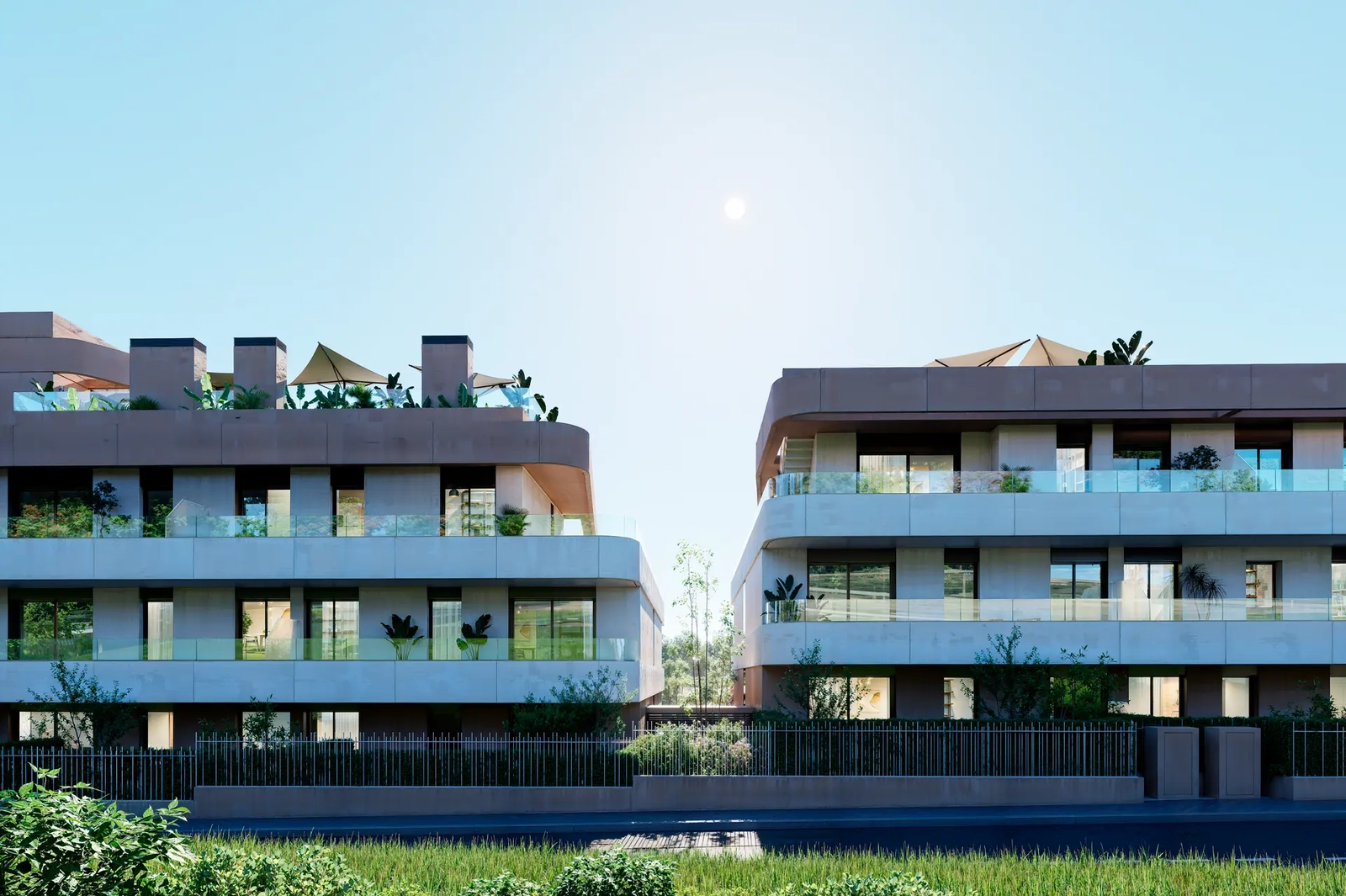Ein genauerer Blick auf die moderne Fassade, die klare Linien und hochwertige Materialien zeigt, die sich harmonisch in die natürliche Umgebung einfügen.