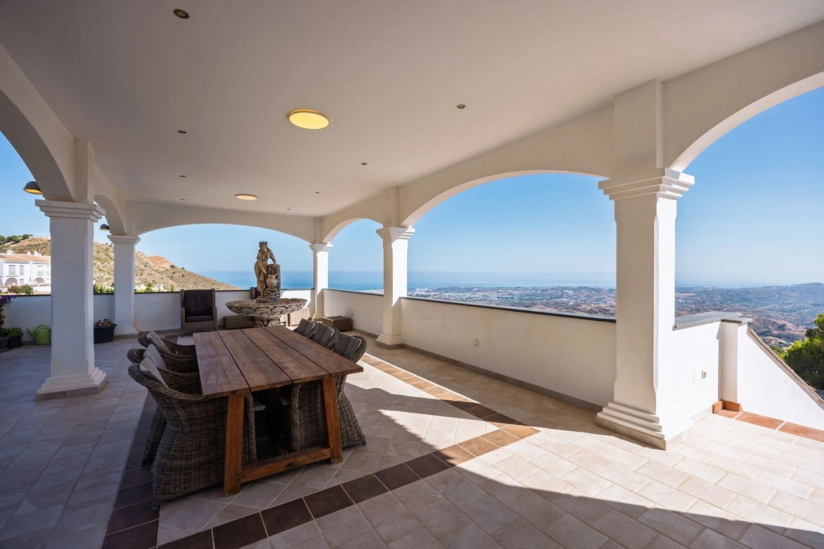 Die überdachte Terrasse bietet einen perfekten Essbereich mit atemberaubendem Meerblick über die Costa del Sol.