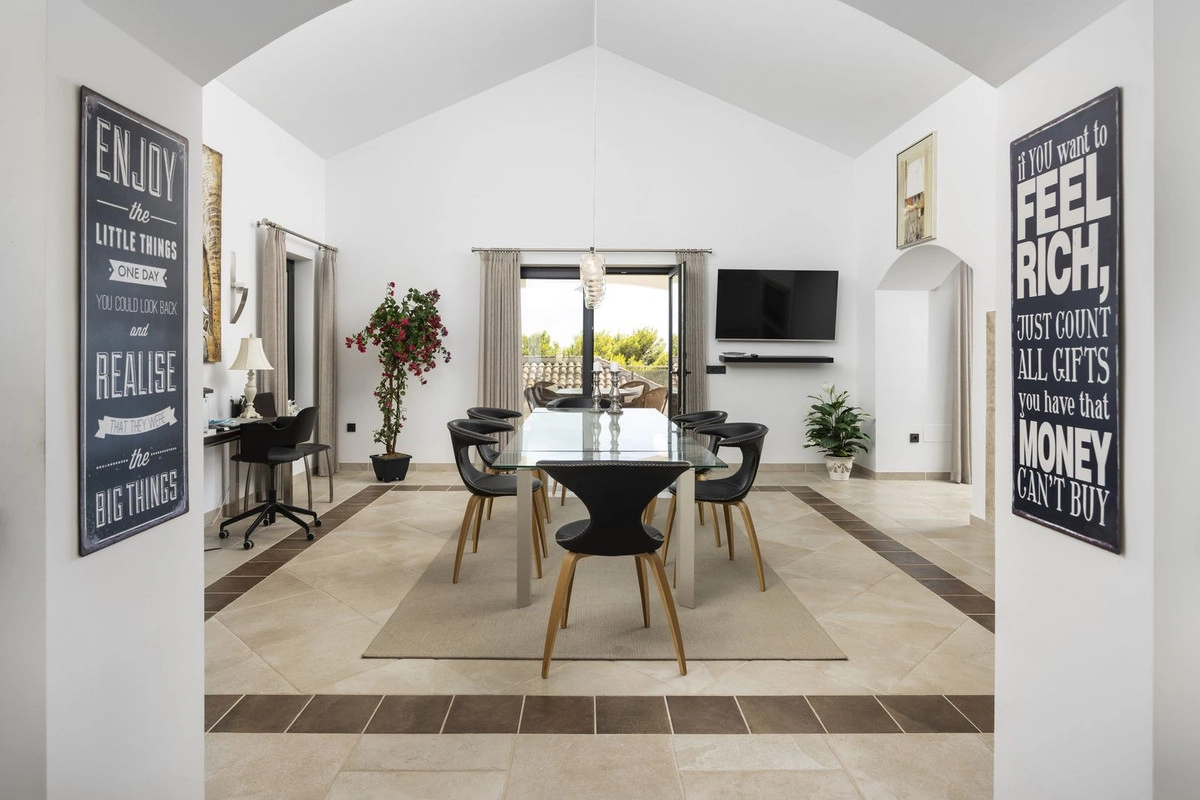 Das helle und luftige Innendesign schafft eine einladende Atmosphäre in diesem prächtigen Haus.