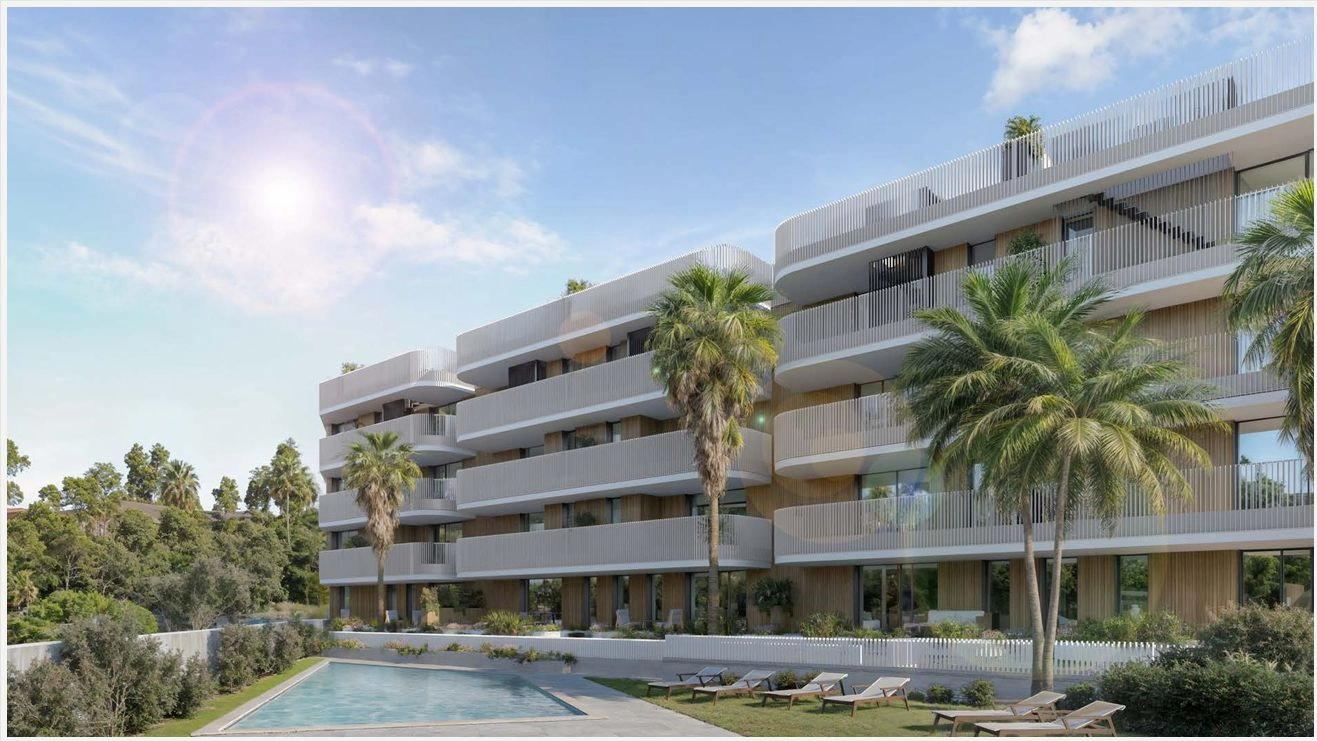 Das moderne architektonische Design der Anlage harmoniert mit der umgebenden Landschaft und den Palmen.