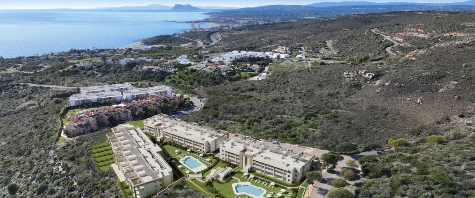 Genießen Sie von dieser außergewöhnlichen Lage aus den Panoramablick auf die Mittelmeerküste und den Felsen von Gibraltar.