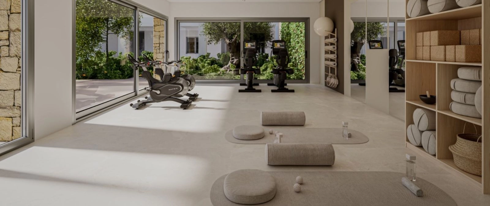 Ein eigener Fitnessraum für Bewohner ermöglicht einen gesunden und aktiven Lebensstil, ohne das Haus verlassen zu müssen.