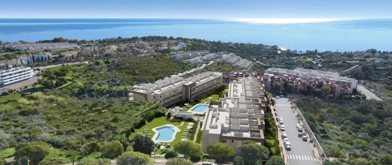 Eine Luftaufnahme, die die privilegierte Lage des Projekts mit Blick auf das Meer an der Costa del Sol zeigt.