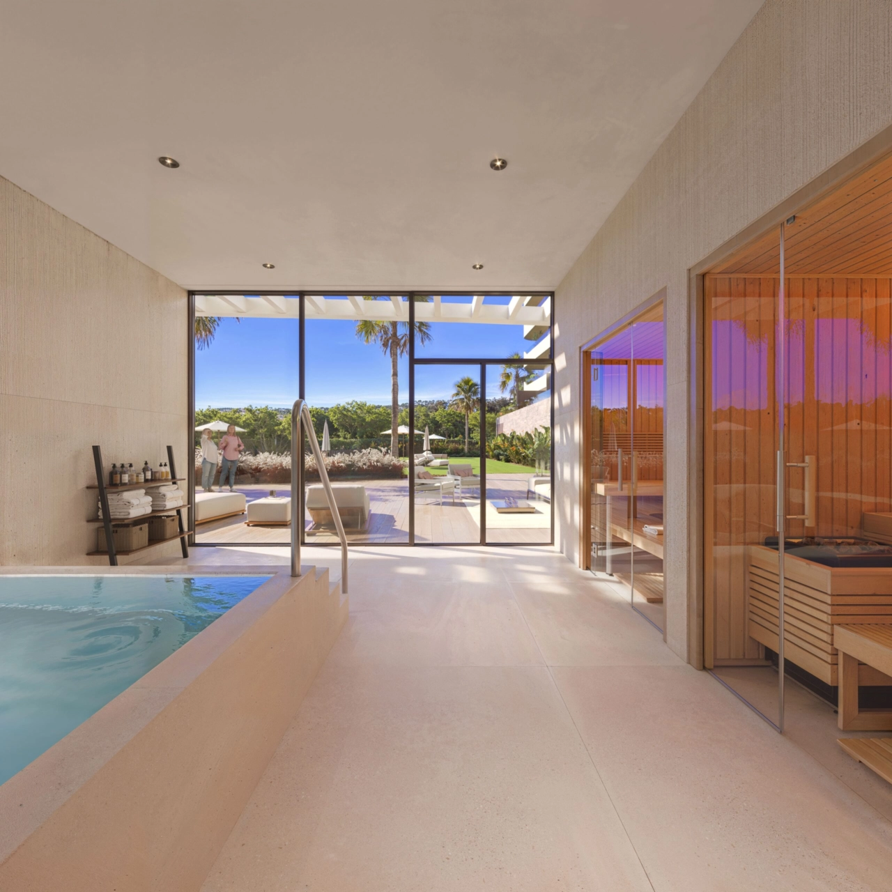 Entspannen Sie im exklusiven Spa für Bewohner, komplett mit Sauna und Whirlpool.