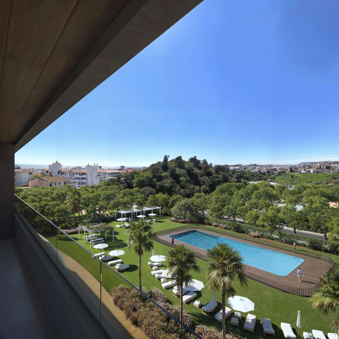 Genießen Sie von Ihrem eigenen Balkon aus die wunderschöne Aussicht auf die üppigen Gärten und den Pool.