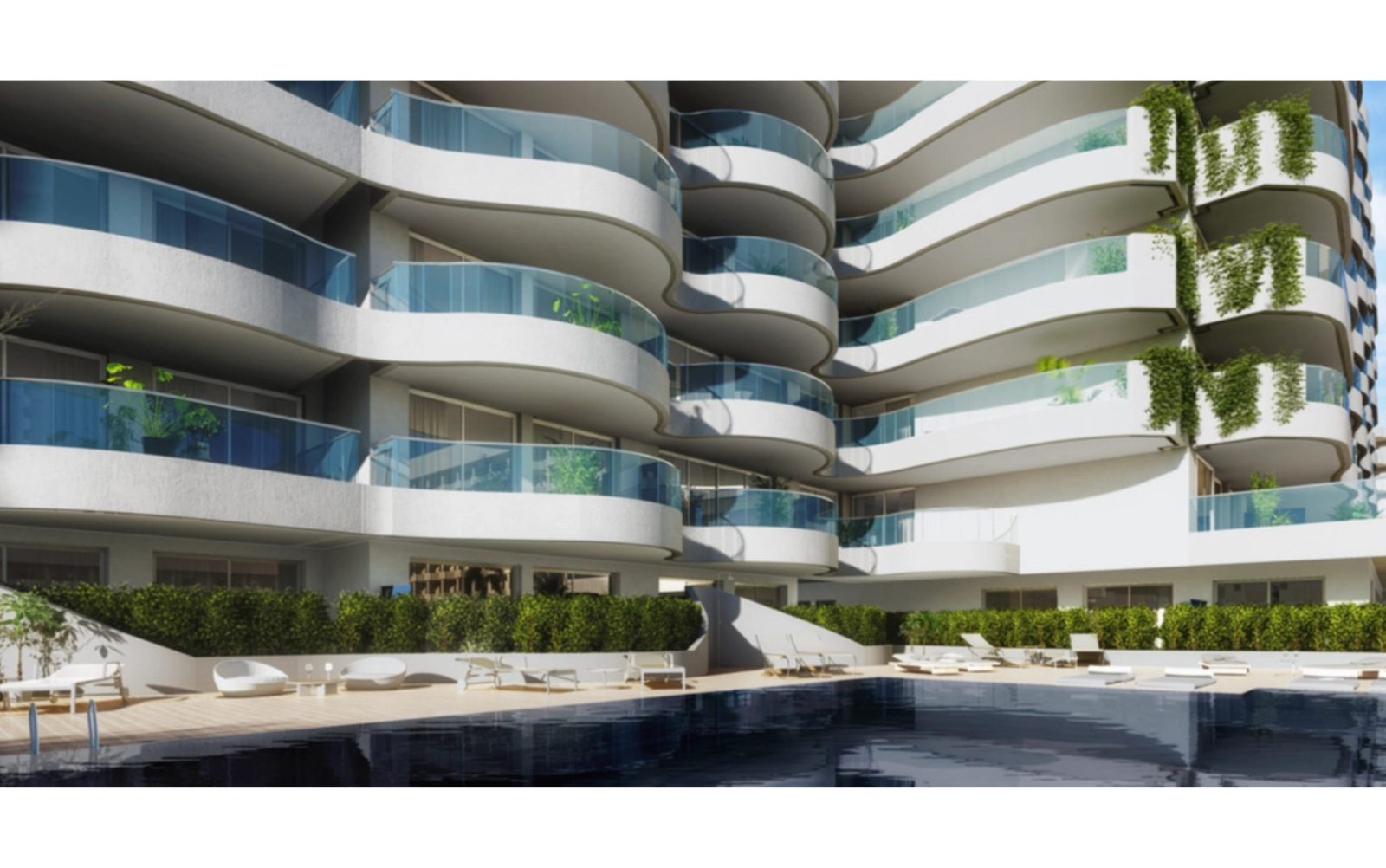 Genießen Sie den einladenden Pool, umgeben von der einzigartigen modernen Architektur des Gebäudes.