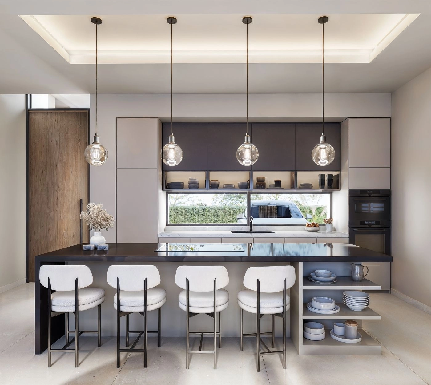 Eine hochmoderne Küche mit Kochinsel, perfekt zum Kochen und geselligen Beisammensein mit Familie und Freunden.