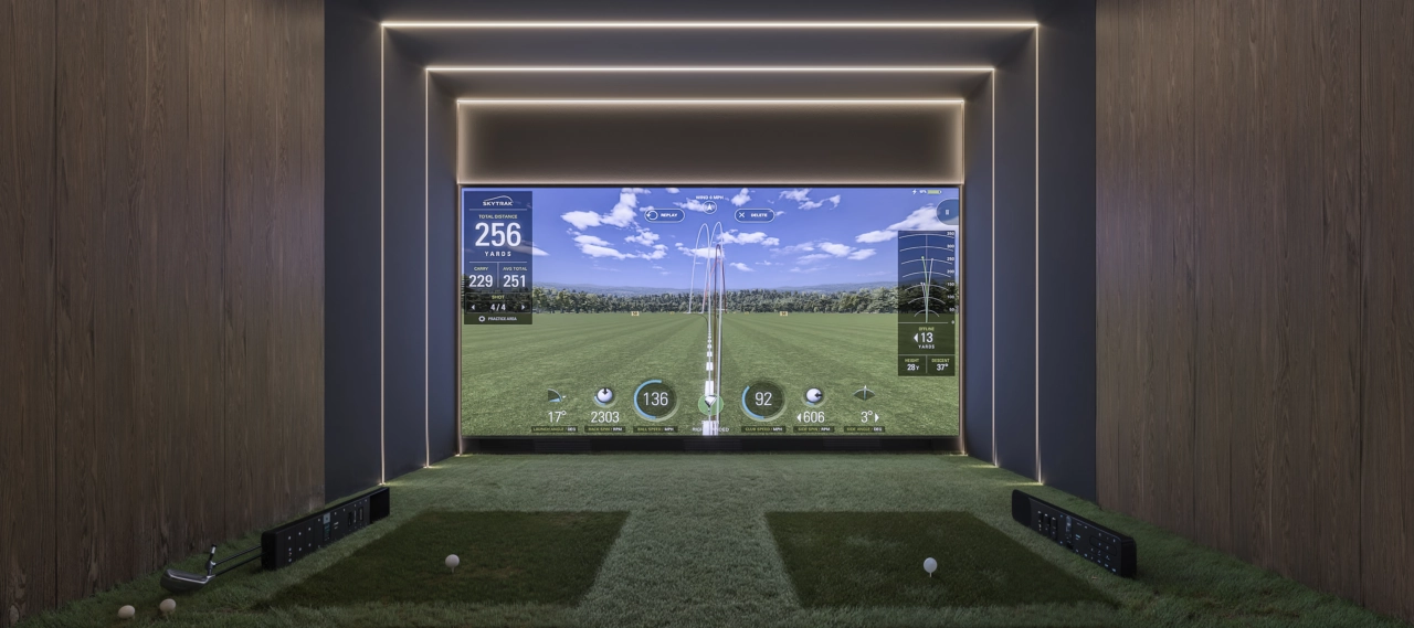 Perfektionieren Sie Ihren Schwung das ganze Jahr über im exklusiven Golfsimulator, einer einzigartigen Annehmlichkeit für Bewohner.