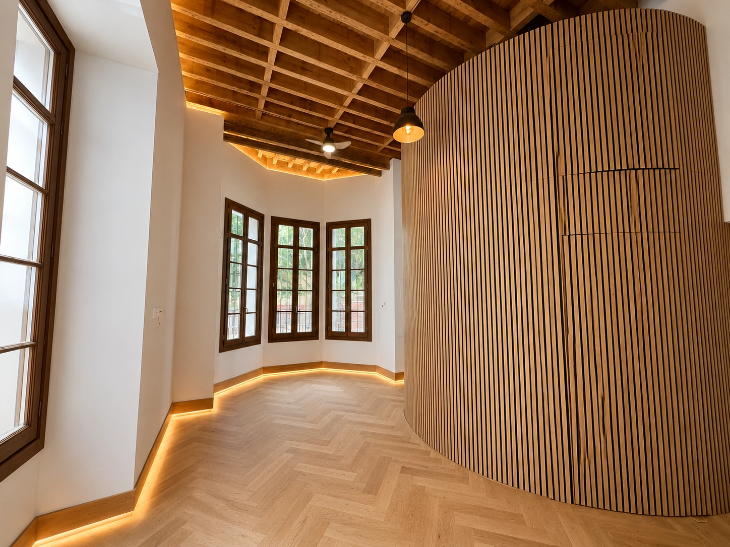 Elegante Wohnbereiche verfügen über große, restaurierte Fenster, die die Räume mit natürlichem Licht durchfluten.
