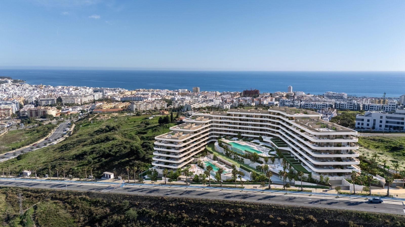 Eine Luftaufnahme der Anlage, die ihre einzigartige Architektur und privilegierte Lage mit Blick auf das Meer und Estepona zeigt.