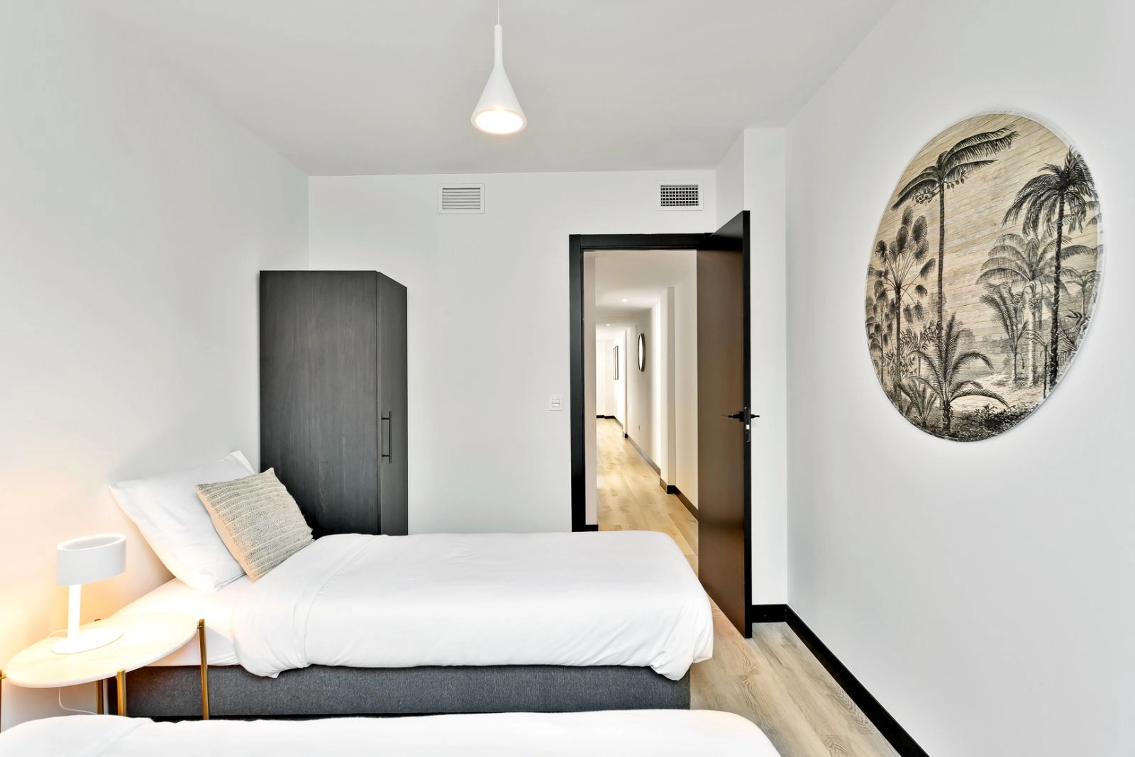 Ein komfortables und helles Gästezimmer, liebevoll gestaltet, um Freunde und Familie willkommen zu heißen.
