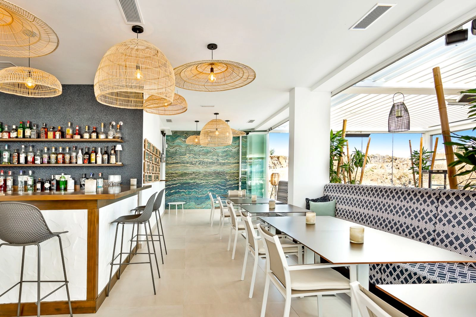 Die Restaurants und Bars vor Ort bieten bequeme und stilvolle Speisemöglichkeiten für die Bewohner.