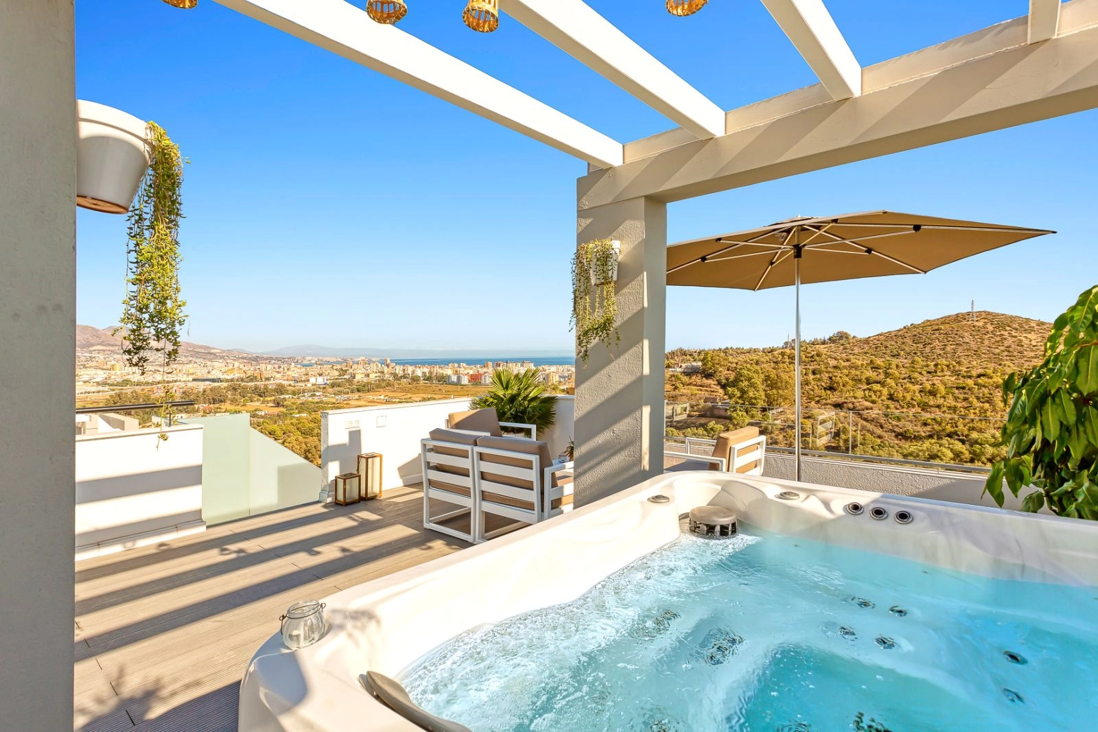 Entspannen Sie in Ihrem privaten Whirlpool auf der Dachterrasse, ein perfekter Ort für ruhige Abende mit Panoramablick.