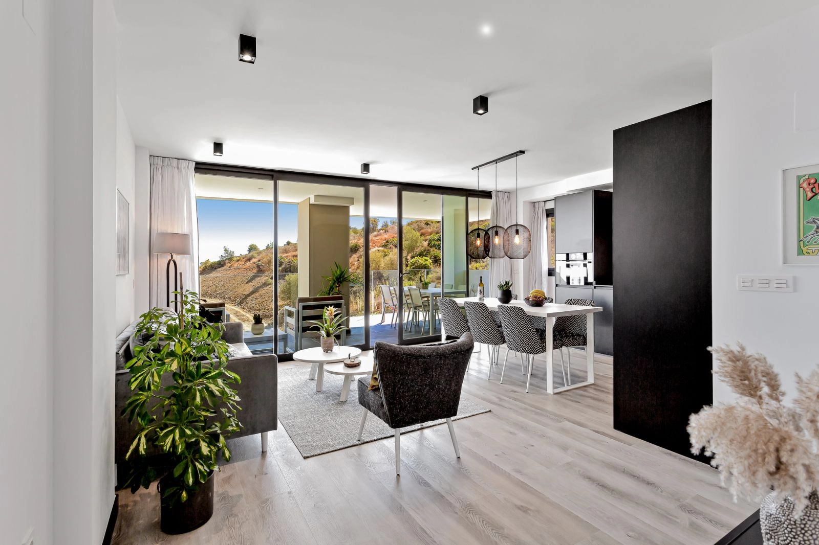 Das offene Design schafft eine moderne und einladende Atmosphäre, ideal um Gäste zu bewirten oder stilvoll zu entspannen.