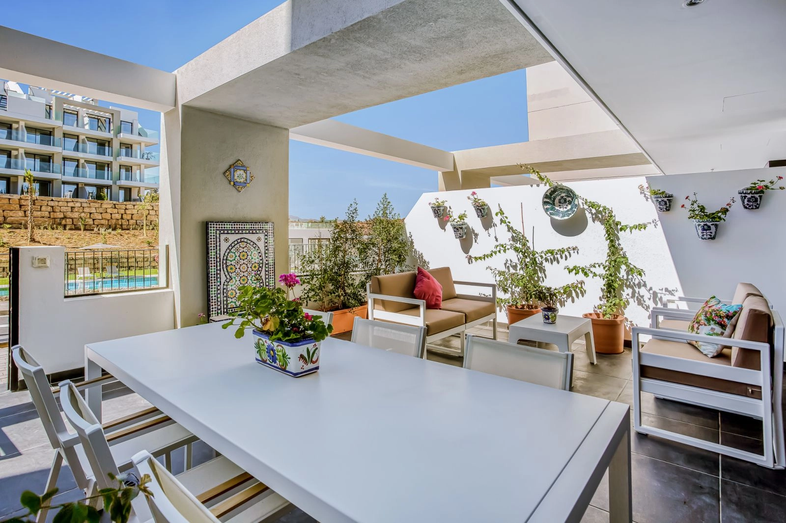 Eine großzügige überdachte Terrasse bietet den idealen Raum für Mahlzeiten im Freien und um das wunderbare Klima Südspaniens zu genießen.