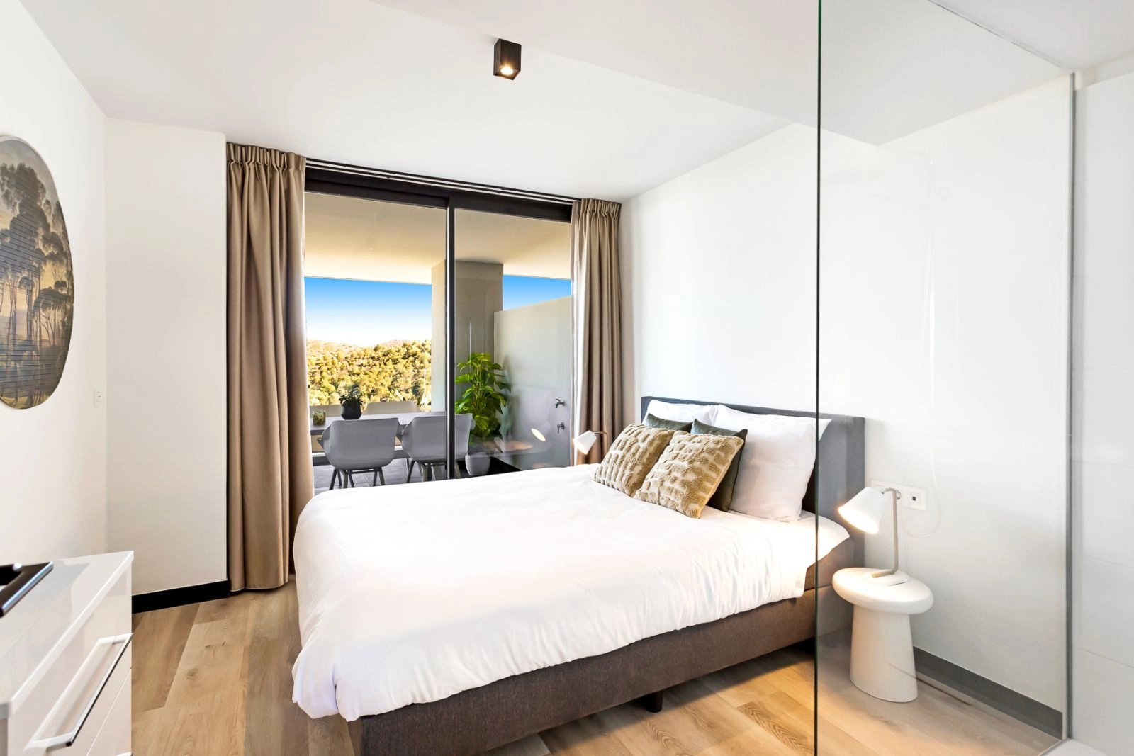 Das Hauptschlafzimmer bietet einen ruhigen Rückzugsort mit direktem Terrassenzugang, um mit wunderschönem Morgenlicht aufzuwachen.