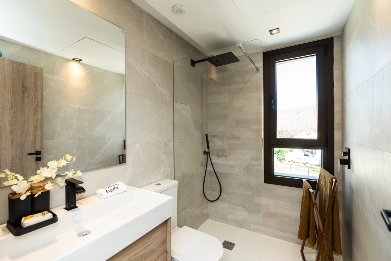 Ein elegantes, modernes Badezimmer mit hochwertigen Armaturen und begehbarer Dusche.