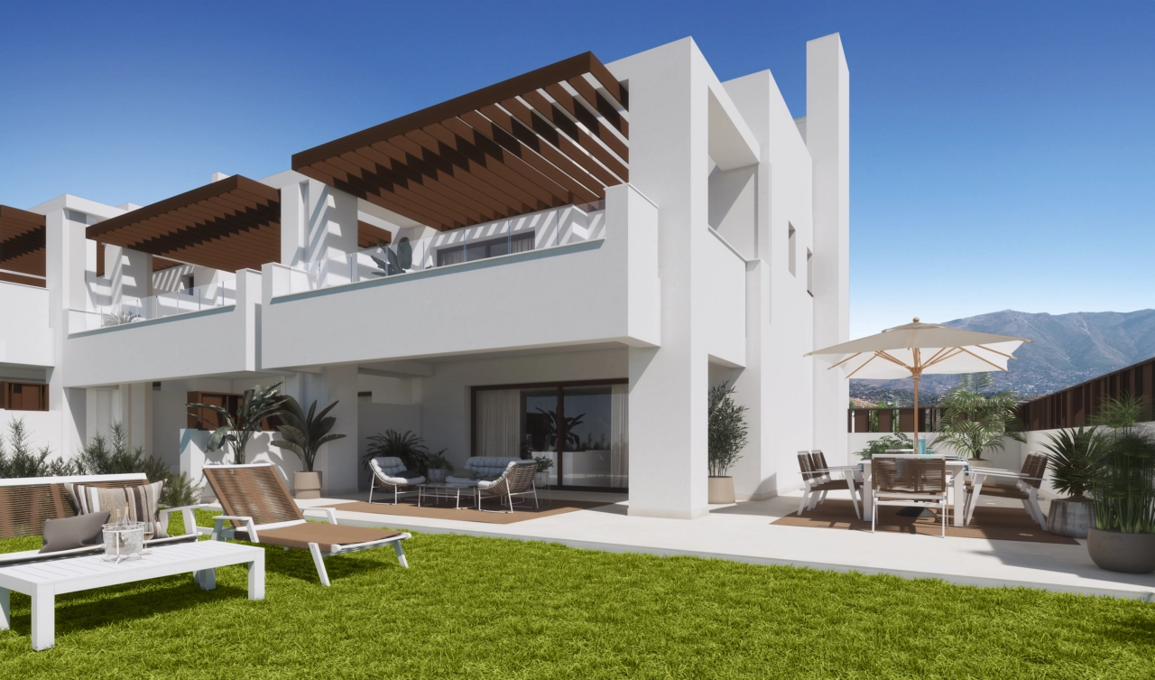 Moderne Architektur wird durch private Gärten ergänzt, ideal, um das Klima der Costa del Sol zu genießen.