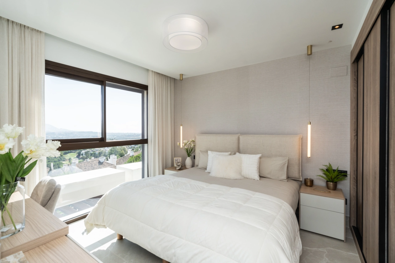 Das Hauptschlafzimmer ist ein friedlicher Rückzugsort mit großen Fenstern, die die wunderschöne Landschaft einrahmen.