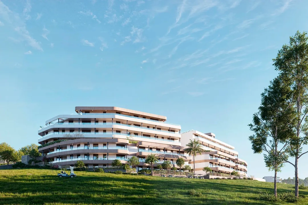 Die zeitgenössische Architektur der Anlage fügt sich wunderbar in die grüne Landschaft des Golfplatzes ein.