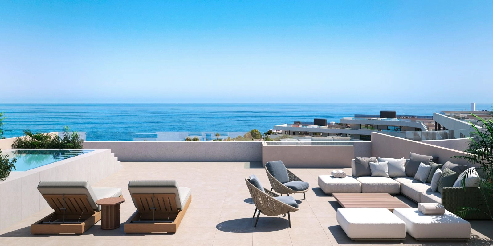 Eine geräumige Dachterrasse mit privatem Pool und atemberaubendem Panoramablick auf das Meer.