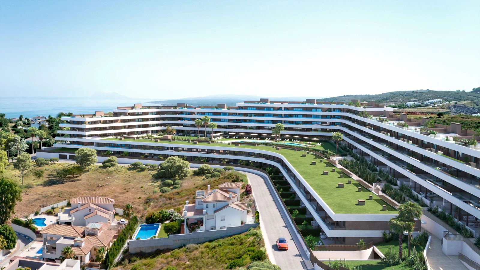 Eine Luftaufnahme der modernen Architektur der Anlage, eingebettet in die Landschaft der Costa del Sol.