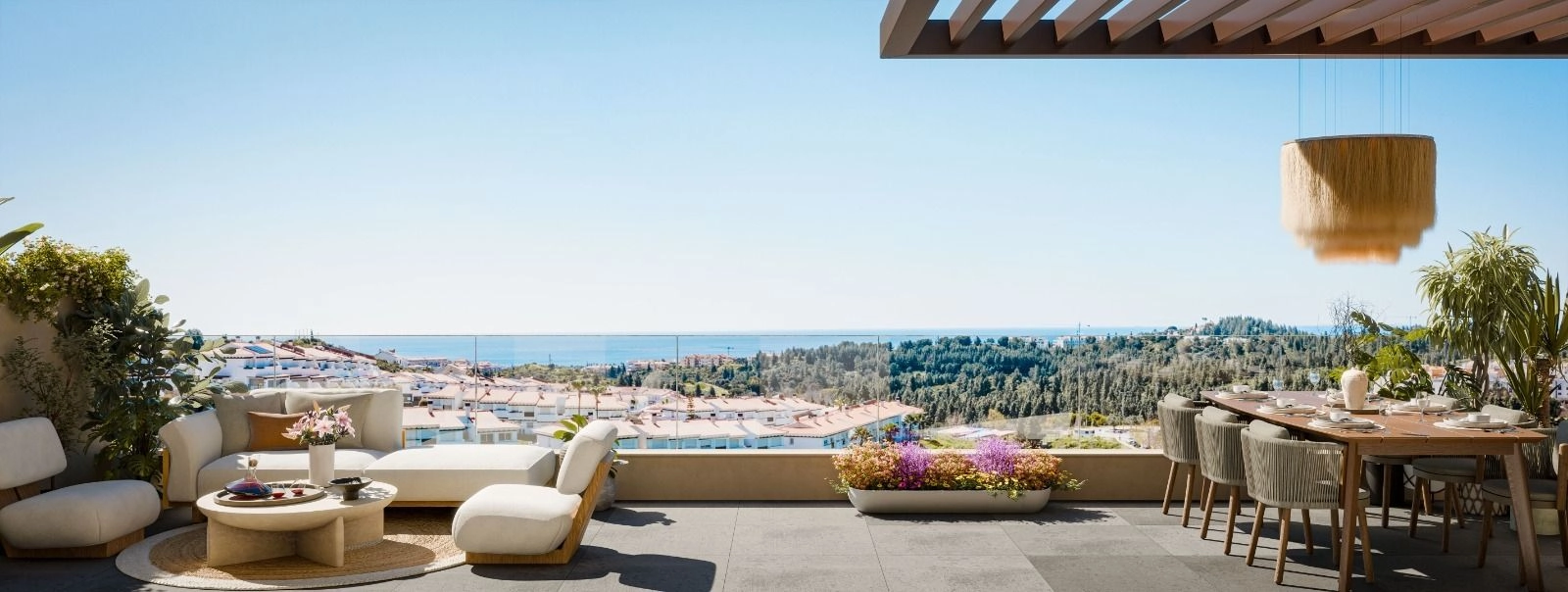 Großzügige Terrassen, ideal zum Essen und Entspannen, mit Panoramablick auf das Meer an der Costa del Sol.