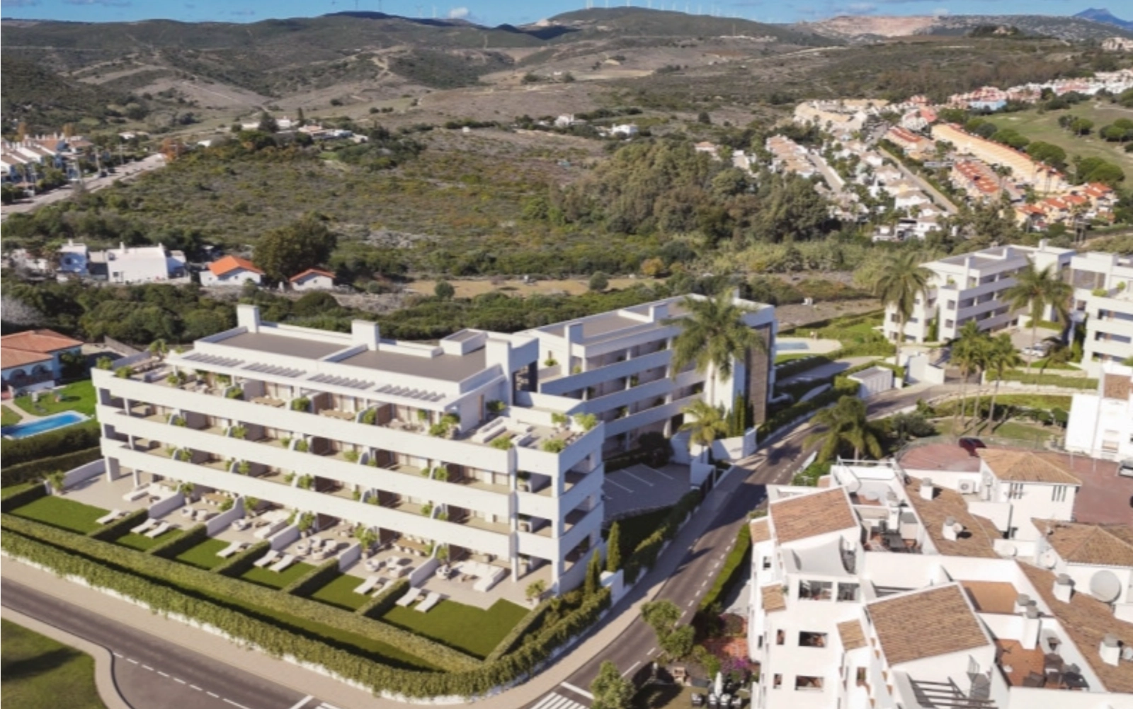 Ein Blick auf die Anlage, die perfekt in die sanften Hügel der Landschaft von Manilva integriert ist.