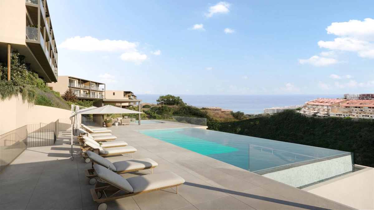 Ein ruhiges Sonnendeck neben dem Infinity-Pool mit Blick auf die Costa del Sol.