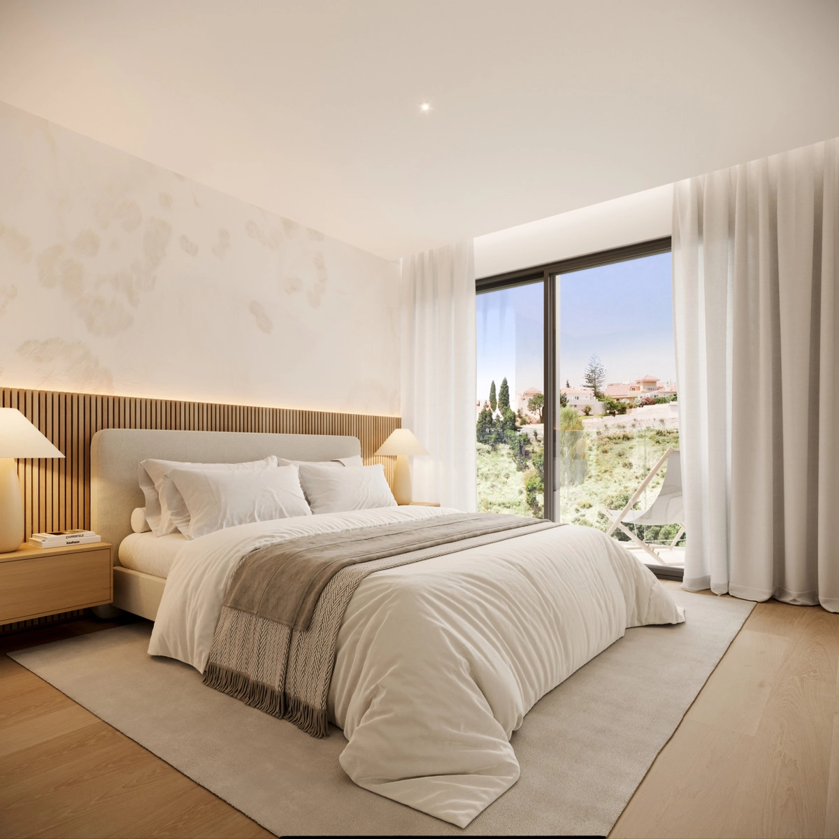 Das Hauptschlafzimmer ist ein friedlicher Rückzugsort mit großen Fenstern und ruhiger Aussicht.