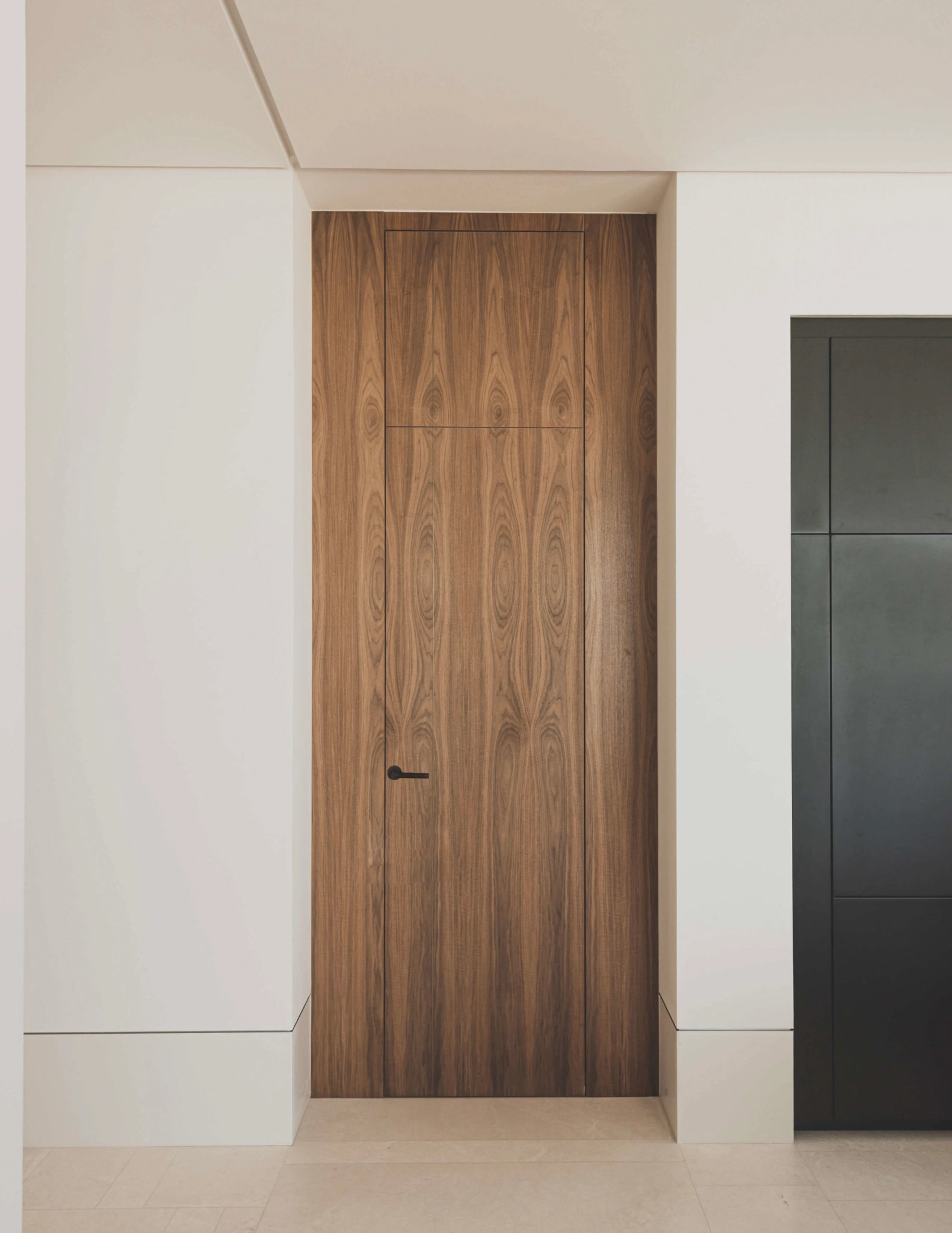 Stilvolle Innendetails umfassen elegante Holztüren und hochwertige Bodenbeläge.