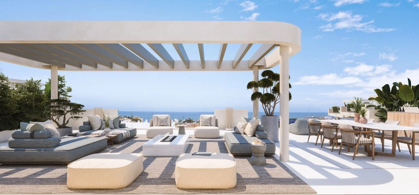 Stellen Sie sich vor, Sie entspannen oder unterhalten sich auf dieser weitläufigen Penthouse-Terrasse, die einen atemberaubenden Meerblick an der Costa del Sol bietet.