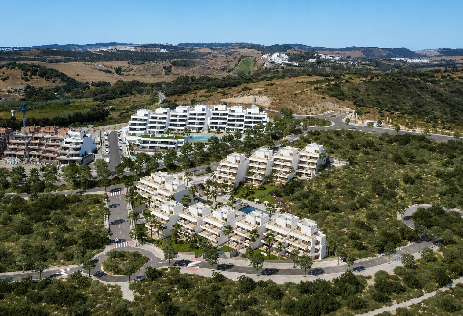 Eine Luftaufnahme der Anlage, die ihre moderne Architektur und die Integration in die natürliche Landschaft der Costa del Sol zeigt.