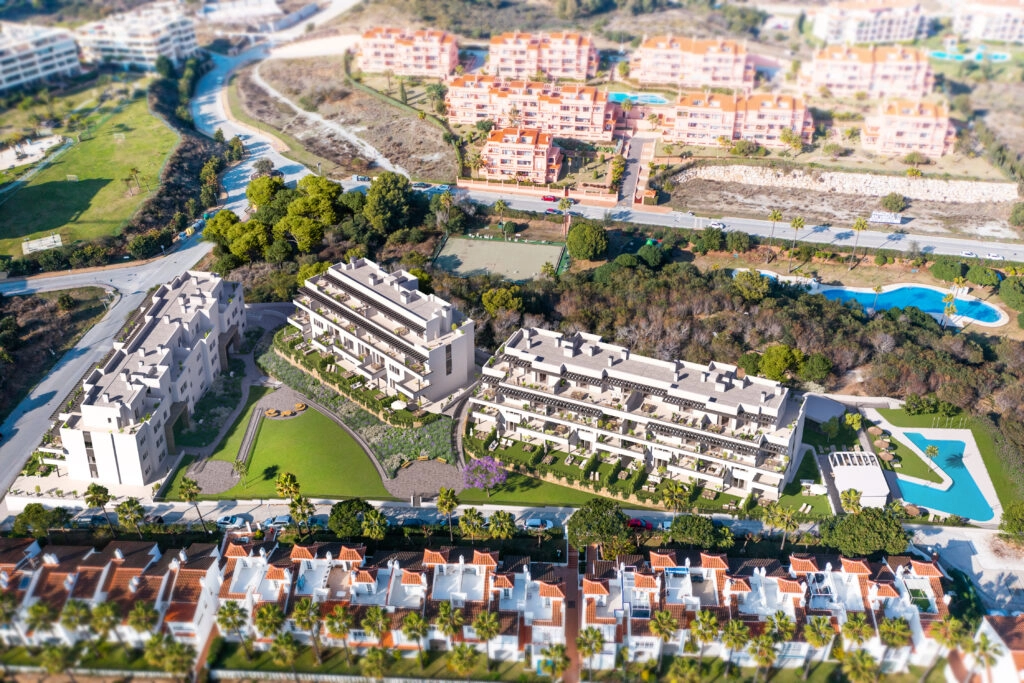 Eine Luftaufnahme der modernen Wohnanlage, perfekt integriert in die grüne Landschaft der Costa del Sol.