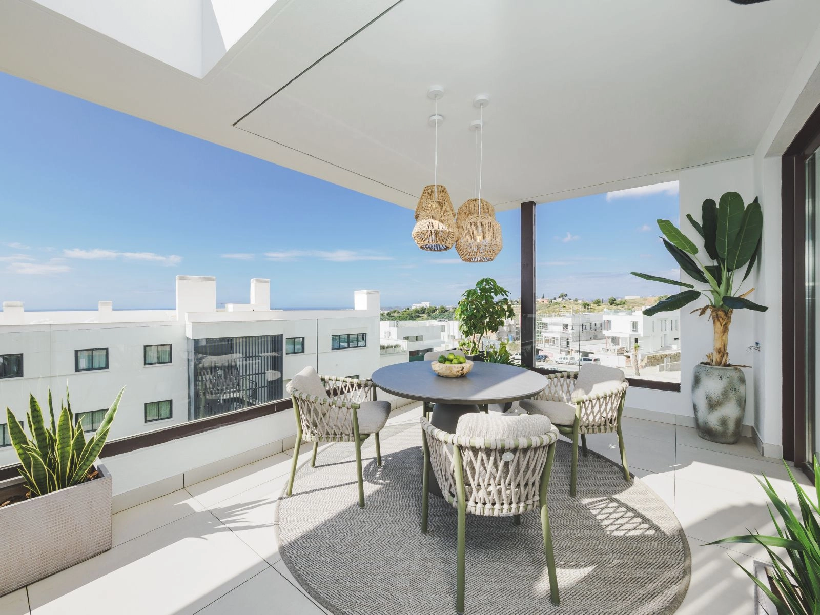 Speisen Sie mit Freunden und Familie auf Ihrer großzügigen Terrasse und genießen Sie den Panoramablick auf das Mittelmeer.